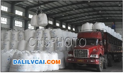 11月12日,中國鋁業廣西分公司氧化鋁廠工人把氧化鋁粉吊裝上車,準備外運銷售。