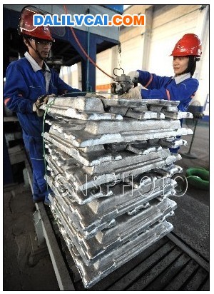 11月12日,中國鋁業廣西分公司電解鋁廠工人在車間里包裝剛剛生產的鋁錠。