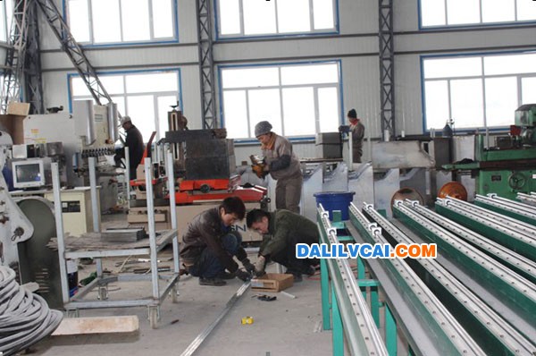龍達金屬工人們正在車間內緊張生產鋁型材