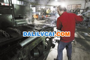廣東季華鋁業(yè)生產(chǎn)車間工人忙著生產(chǎn)