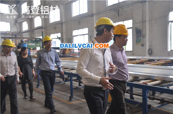 四會市市委書記袁鵬然在高登鋁業鋁材擠壓車間參觀圖