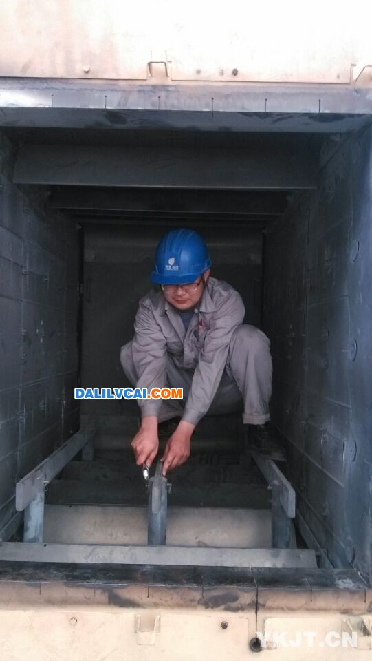 模具項目部維修回火爐單級滑閥真空泵工作現場