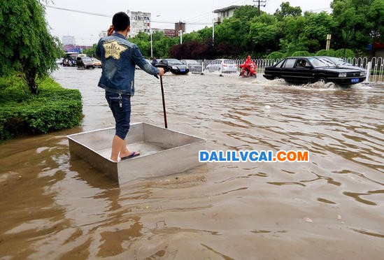 市民將鋁合金水池拿出當船劃行