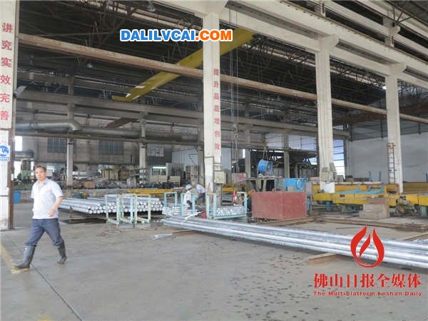 銀一百創新鋁業的車間工人在工作
