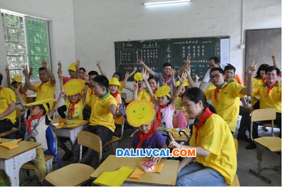 高登鋁愛心團(tuán)隊(duì)與四會山區(qū)留守兒童一起玩游戲