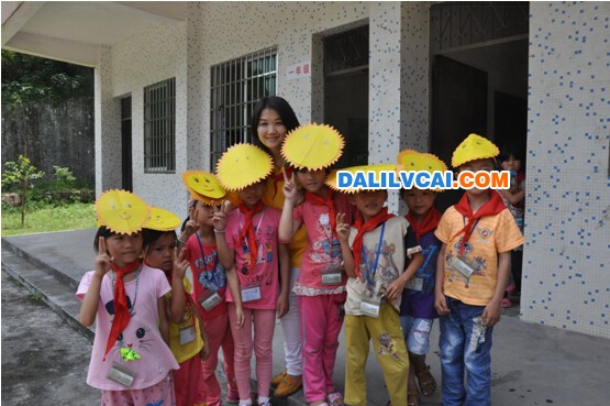 高登鋁業(yè)愛心團(tuán)隊(duì)鏡頭下的四會山區(qū)留守兒童 /></p>
<p> </p>
<p>　　廣東高登鋁業(yè)集團(tuán)副總裁李婧女士在活動現(xiàn)場表示，作為一家有著20多年歷史的大型民營企業(yè)——高登鋁業(yè)集團(tuán)，自成立以來，我們始終牢記企業(yè)社會責(zé)任，一方面以“用心造好材，誠啟大未來”的定位和特色產(chǎn)品來滿足社會對高端鋁型材產(chǎn)品的需求，促進(jìn)中國房地產(chǎn)事業(yè)的發(fā)展；另一方面積極關(guān)注并參與公益事業(yè)建設(shè)，以實(shí)際行動回報(bào)四會市政府及人民，已先后開展了“向?yàn)?zāi)區(qū)捐款獻(xiàn)愛心”、“公益植樹”、“愛心助學(xué)圓夢”等多項(xiàng)公益活動。本次“高登鋁業(yè)集團(tuán)愛心未來行”作為一個(gè)持續(xù)性主題，將逐年開展下去，繼續(xù)關(guān)注青少年成長，教育、幫扶貧困兒童家庭。</p>
<p> </p></div>
</div>
<div   id=