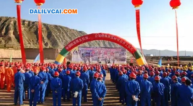 員工在鋁板材生產現場對產品進行質量檢測