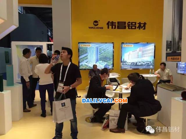 偉昌鋁材展館內忙碌的工作人員及參觀的客人