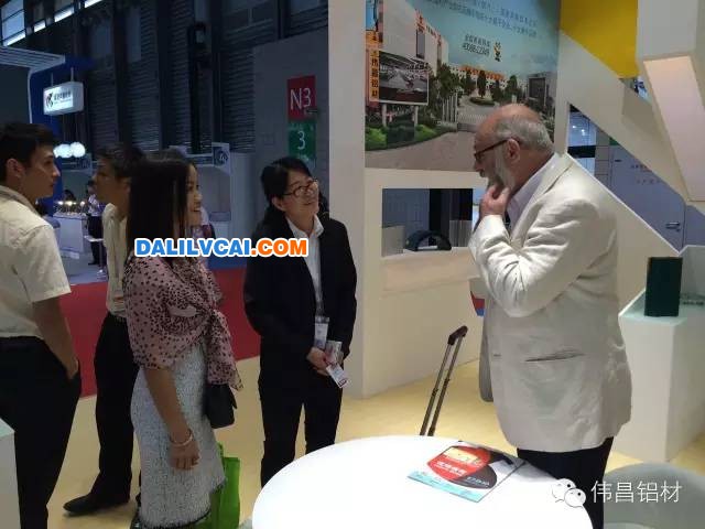 上海國際鋁工業展上偉昌鋁材工作人員接待外國客人