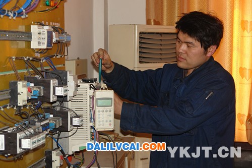 科澳公司電解維修站機電技術員陶兆坤工作中
