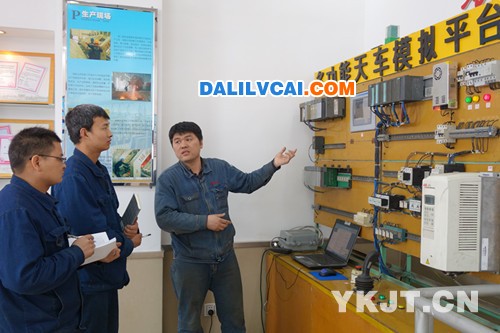 機電技術員陶兆坤正在給大家講解多功能天車模擬平臺