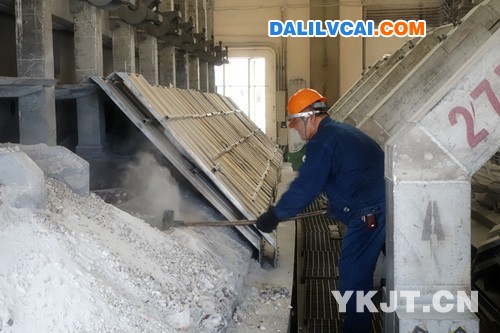 科澳公司員工正在體驗一線工人操作