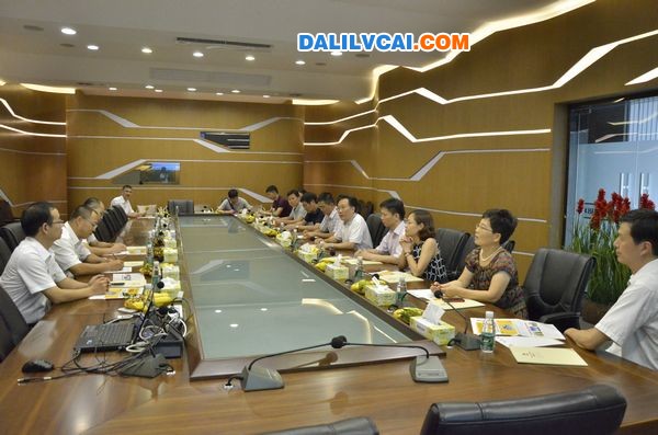 國家鋁型材質檢中心專家與華昌鋁材廠技術人員交流