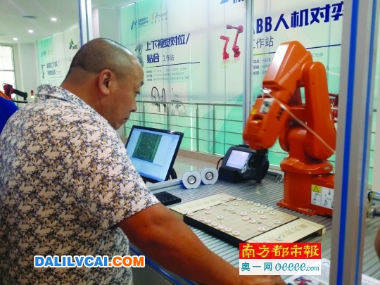 日本安川電機(jī)生產(chǎn)的會下圍棋的機(jī)器人