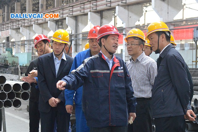 酒鋼集團總經理魏志斌與西北鋁加工廠廠長李建榮在生產車間交流