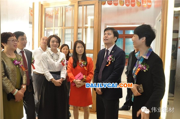圖為偉業鋁材眾領導參觀石家莊門窗體驗館