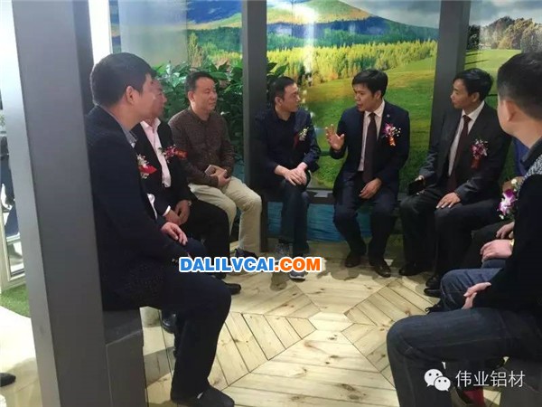 潘董事長和經銷商朋友們親切會談