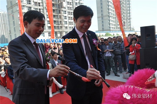 開業典禮兩位領導為醒獅點睛的現場