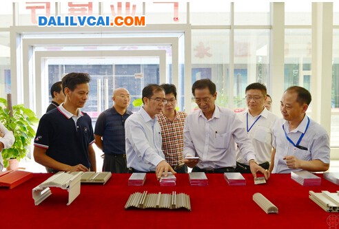 南海區(qū)領(lǐng)導(dǎo)蒞臨廣亞鋁業(yè)查看鋁型材樣品