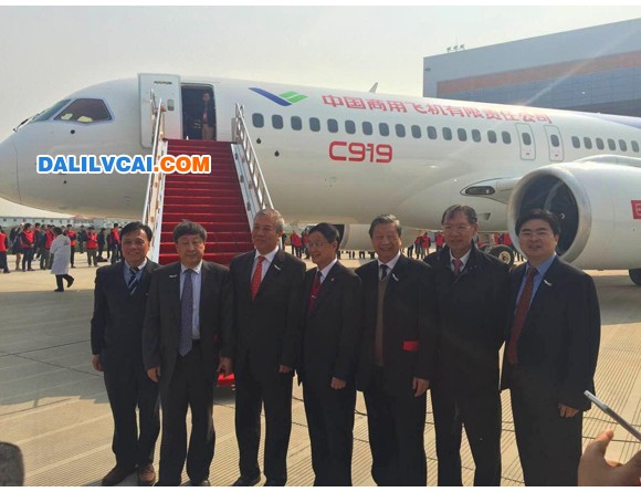 C919總設(shè)計(jì)師吳光輝、院士曹春曉、劉大響、李未合影