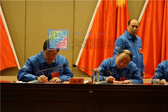 萬基總經(jīng)理與各生鋁合金產(chǎn)單位簽訂2016年目標(biāo)責(zé)任書
