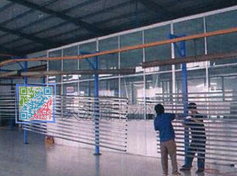 某鋁材廠噴涂車間工人正在緊張生產