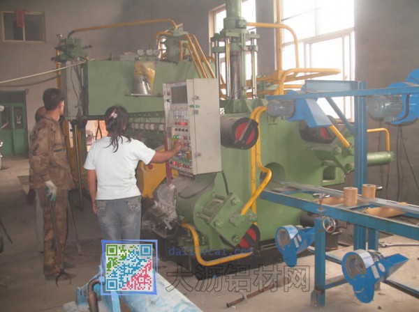 小型鋁材擠壓機設備機修測試現場