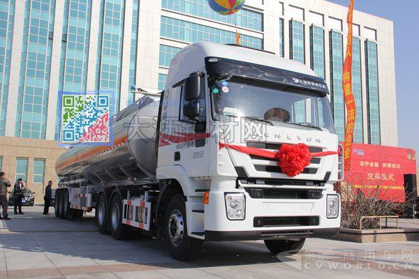 交付中石油的金碧鋁合金罐式半掛車，牽引車為紅巖杰獅