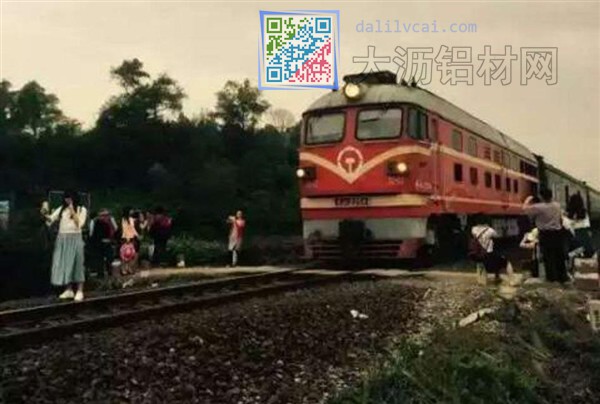 19歲少女在佛山獅山一景點自拍