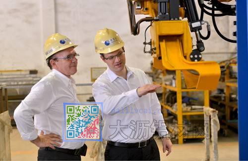 米爾可·圖里納（右）與同事查看現場操作設備