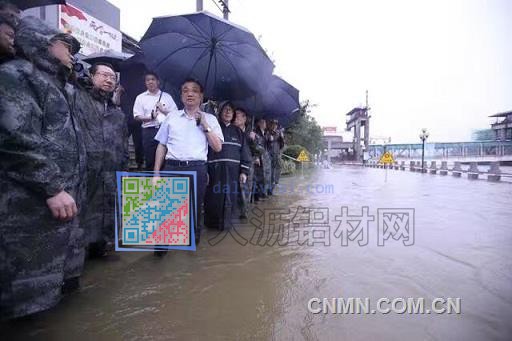 總理親臨湖北武漢地區救災圖片