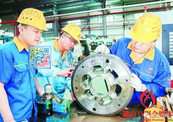 華昌鋁廠擠壓工人檢測鋁型材擠壓模具