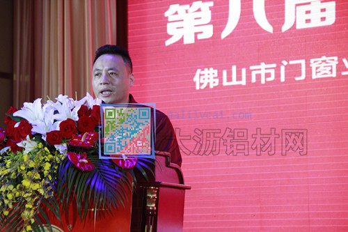 佛山市門窗情扶貧助學(xué)協(xié)會會長黃佳忠講話