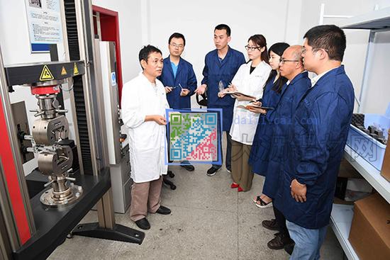 王浩偉團隊通過拉伸試驗機測試陶鋁新材料的靜態力學性能