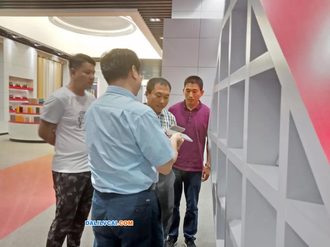 劉小剛主任一行參觀展廳，潘學(xué)著總工程師全程解說