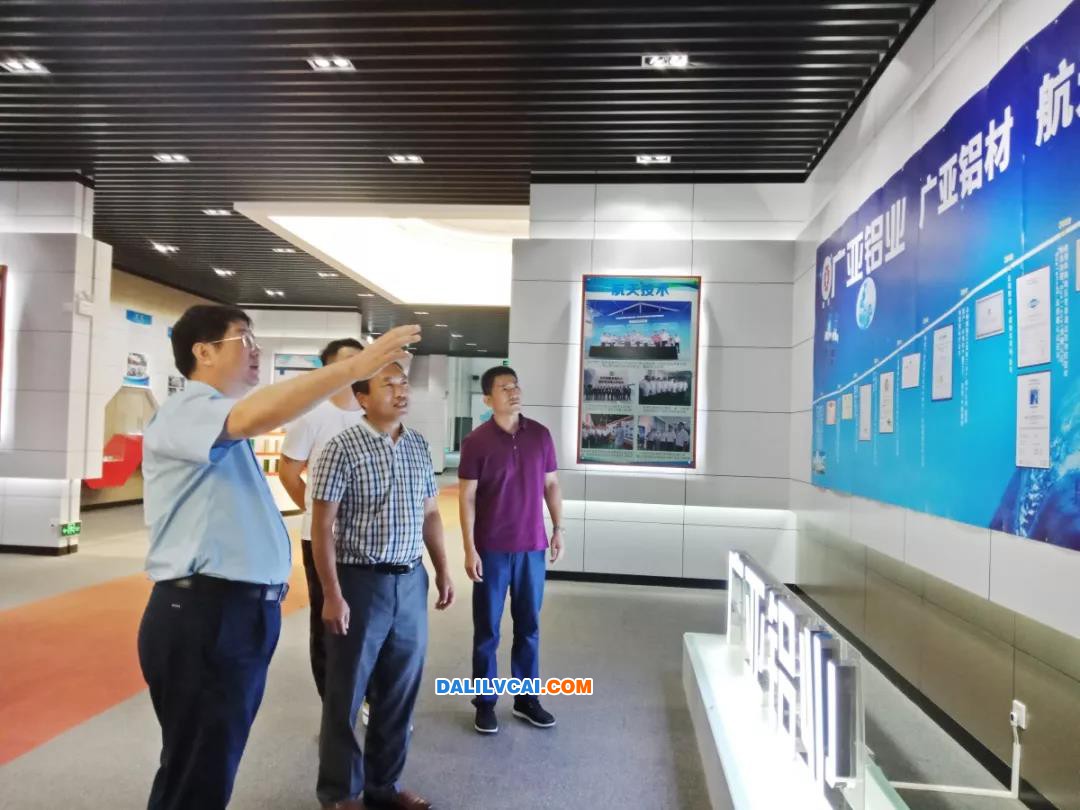 劉小剛主任一行對廣亞展廳進行了參觀了解