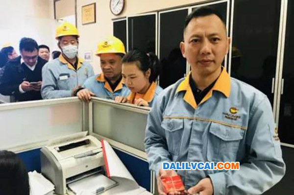 收到新年糖、購物卡等新春福利，員工們展現出喜悅的笑容