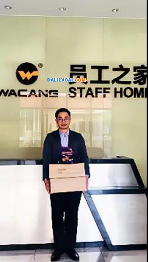收到新年糖、購物卡等新春福利，員工們展現出喜悅的笑容