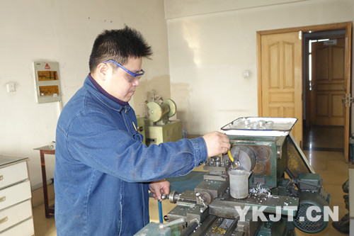 科澳鋁業把計算機站化驗室工作人員正在工作