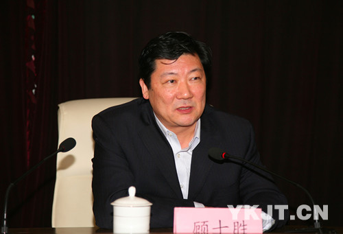 兗礦集團(tuán)公司黨委常委、工會(huì)主席、職工董事顧士勝出席評(píng)價(jià)會(huì)