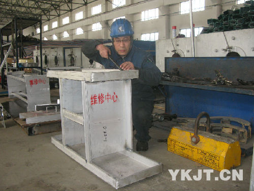 輕合金公司職工對焊接后的檢修車進行打磨