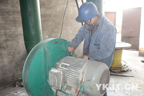 科澳鋁業設備點檢員正在巡檢排煙風機