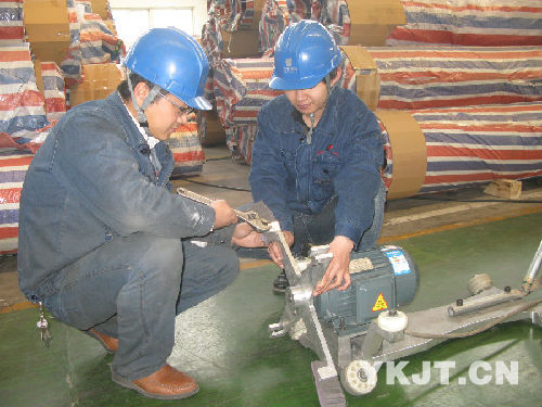輕合金公司員工發明的攜式鋁管材打磨機