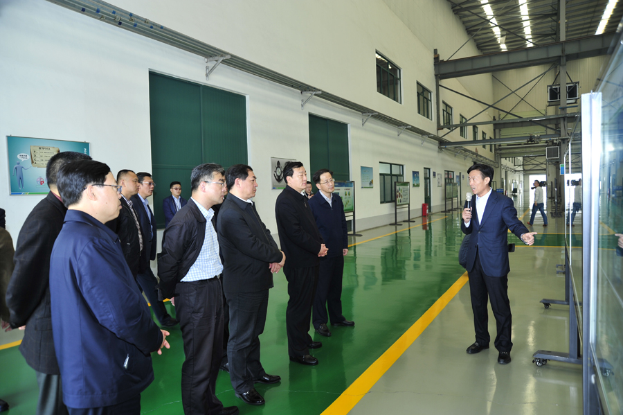 山東省副省長張務峰一行考察調(diào)研叢林集團現(xiàn)場