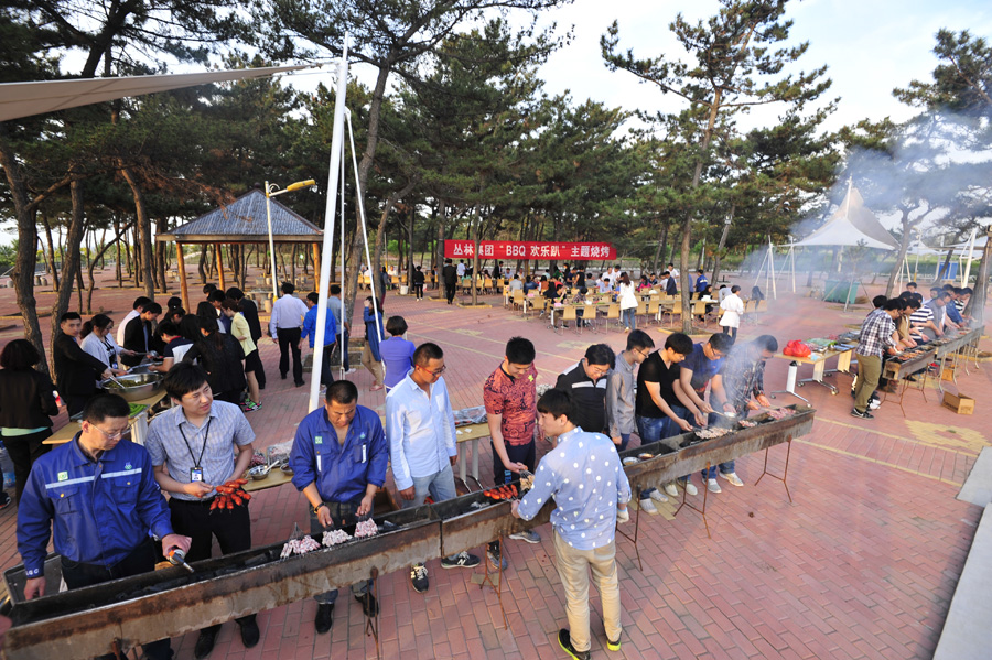 叢林集團(tuán)舉辦“BBQ歡樂趴”主題燒烤活動現(xiàn)場