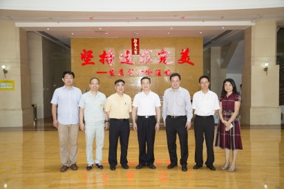 與連啟華副司長在堅美鋁業辦公樓合影留戀