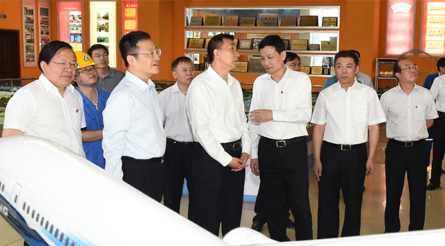 王勇在中鋁貴州企業展示中心聽取企業改革發展等情況匯報