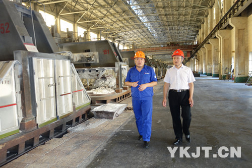 趙榮浩一行現場查看電解車間、鑄造車間等生產現場