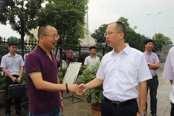 振升鋁業董事長段軍如(左)迎接周春暉區長(右)蒞臨公司考察