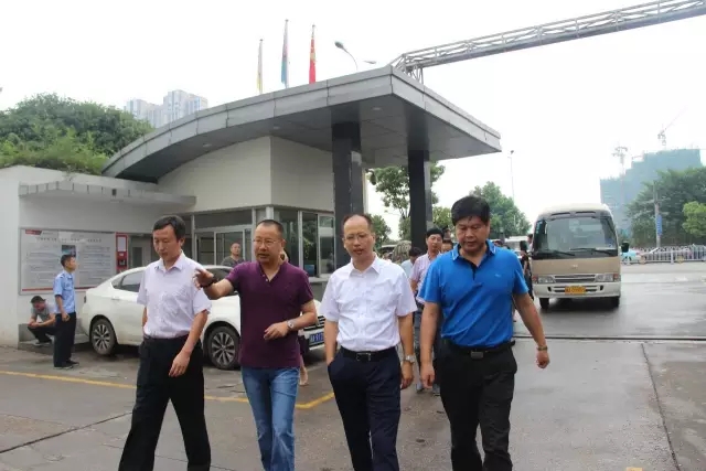 周春暉區長一行聽取振升鋁材的生產經營情況匯報